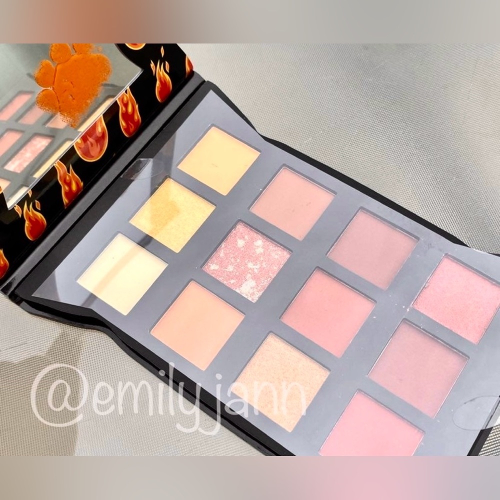 Cheetos🔥Eyeshadow Palette - Picture 3 of 10